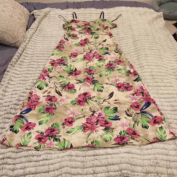 Beautiful
tropical lily and hibiscus floral Guess maxi dress size XS - Picture 10 of 10